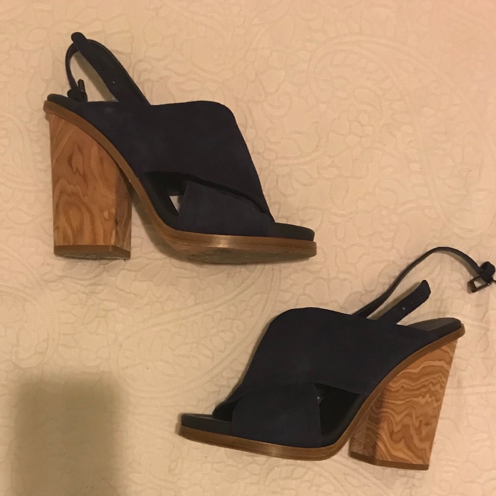 Like new VINCE sandal